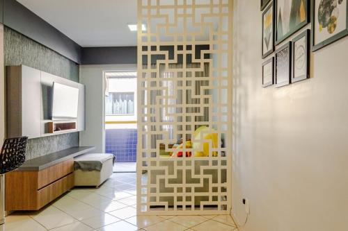 a room with a door with a geometric pattern on the wall at Apartamento aconchegante em frente ao Shopping JL in Cascavel