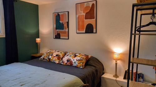 - une chambre avec un lit avec un oreiller et deux lampes dans l'établissement Carry-le-Rouet, appartement 2 pièces, jardin et piscine, à Carry-le-Rouet