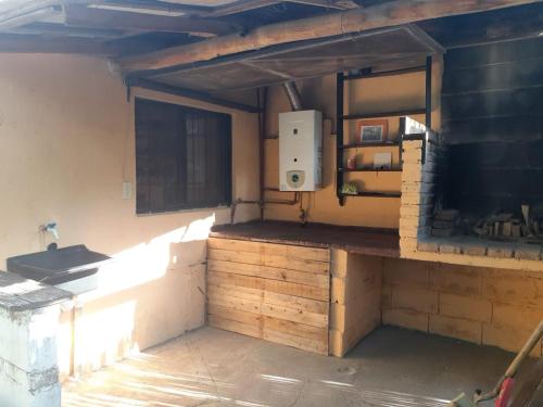 una cucina con bancone in una camera di Willca Pirul a San Marcos Sierra