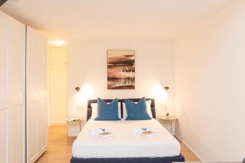 Кровать или кровати в номере Blue - x4PAX Private Garden in Lugano