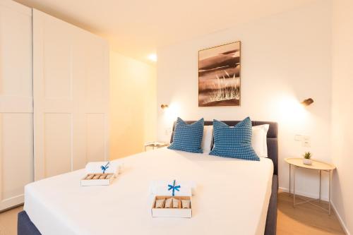 Кровать или кровати в номере Blue - x4PAX Private Garden in Lugano