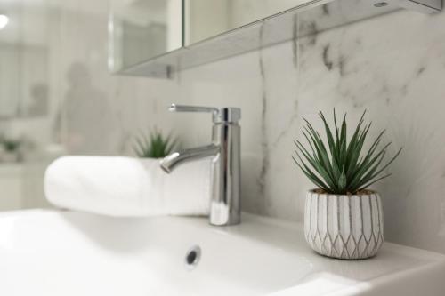 Ванная комната в Blue - x4PAX Private Garden in Lugano