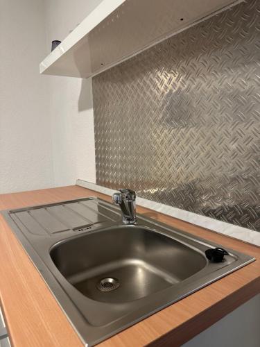 a stainless steel kitchen sink in a kitchen at Ferienwohnung am Berg in Bad Bergzabern
