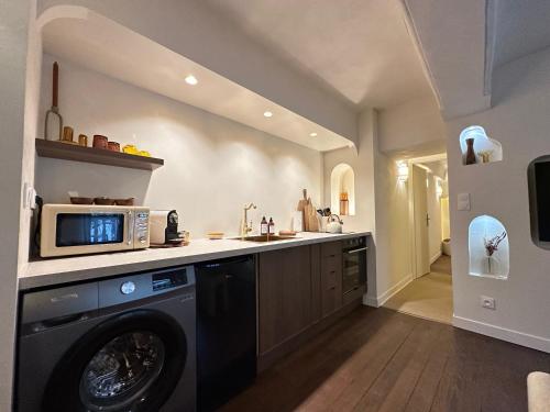 Kuchyň nebo kuchyňský kout v ubytování LES MALDIVES, T2, Balcon, Hyper centre Place aux Herbes