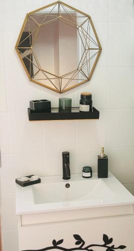 a mirror on a wall above a white counter at Piso Espectaculares Vistas in Ciudad-Rodrigo