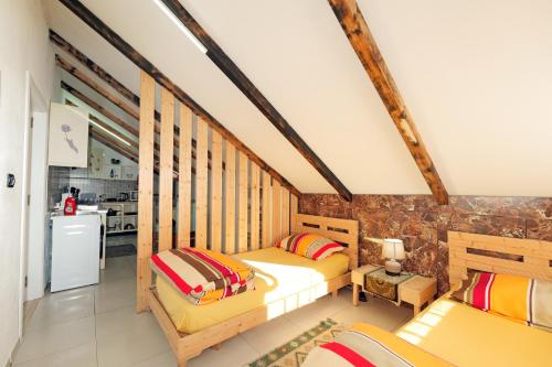 ein Schlafzimmer mit zwei Betten und eine Küche in der Unterkunft The house of dreams in Shkodra