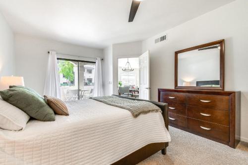 Ένα ή περισσότερα κρεβάτια σε δωμάτιο στο 3 Mi to TPC Chic Condo with Pool Access and Grills