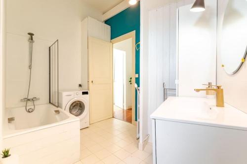 une salle de bain avec un lavabo et une machine à laver dans l'établissement Appartement cosy hypercentre T3 Graslin, à Nantes
