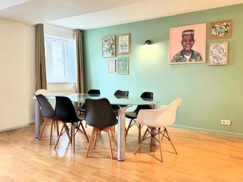 une salle à manger avec une table et des chaises dans l'établissement Le Refuge de l'Iguane, à Besançon