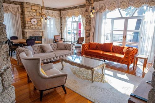 Galeriebild der Unterkunft Fener burnunda Denize sıfır orjinaltaş malikane in Cesme