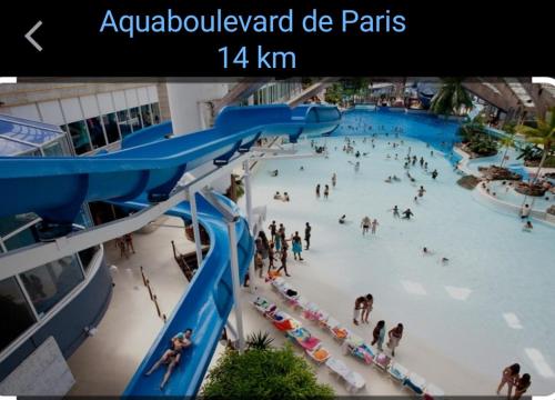- un groupe de personnes dans une piscine d'un parc aquatique dans l'établissement Studio a proximité de Paris et Orly, à Chevilly-Larue