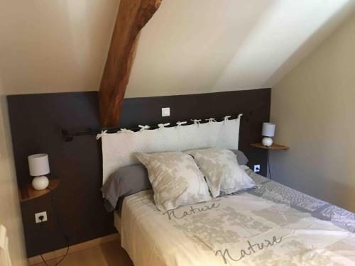 une chambre avec un lit avec une tête de lit noire dans l'établissement Apartement montagne dans maison de caractères, à Esterre