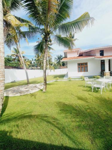Taman di luar The Calm Villa