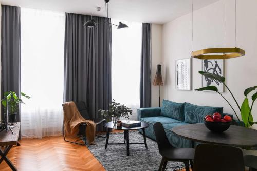 a living room with a blue couch and a table at Masarykova N°30 in Brno