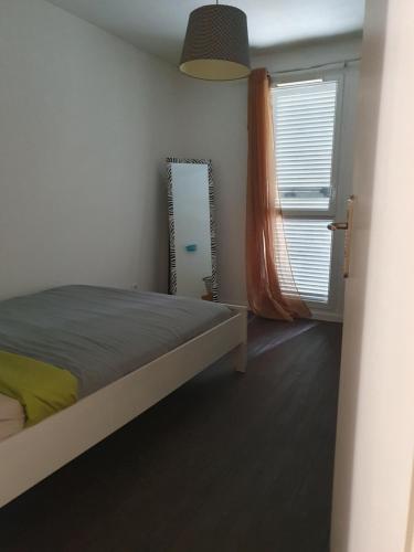 une chambre avec un lit et une fenêtre dans l'établissement Chambre 2, à Garges-lès-Gonesse