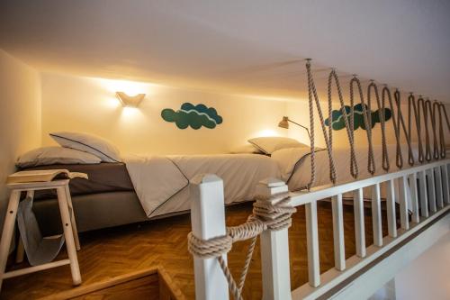 una camera da letto con un letto in una stanza di VILLA with pool SU PREPPA 'S AUS a Carloforte