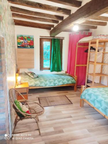 Cette chambre comprend 2 lits superposés et une chaise. dans l'établissement Ma jolie chaumière, à Le Gros-Theil