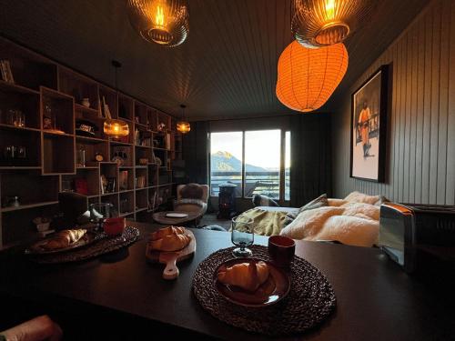 Forest des BaniolsにあるCocon d'Orcieresのテーブル付きの部屋