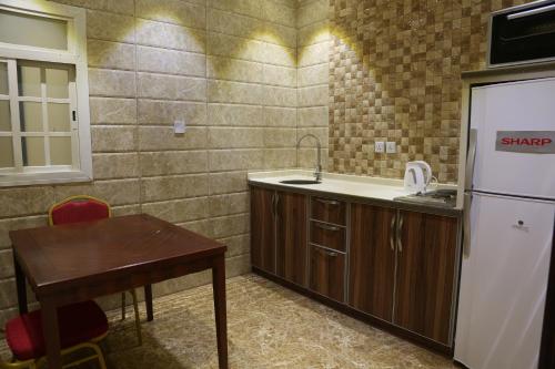 شقق مفروشة للايجار-الهدا في الهدا: مطبخ به حوض وطاولة وثلاجة
