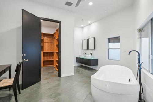Phòng tắm tại Hollywood Hills Luxury Nest