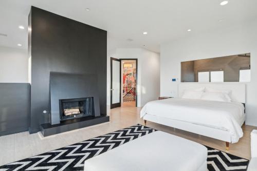 Giường trong phòng chung tại Hollywood Hills Luxury Nest