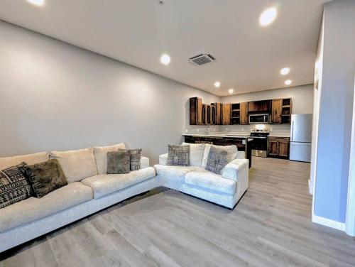 Zona de estar de New 2 BR Unit in Prime Location (103)
