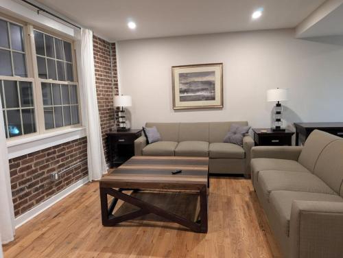 メリービルにあるNew Modern 2 BR in Excellent Location (201)のソファとコーヒーテーブルのあるリビングルーム