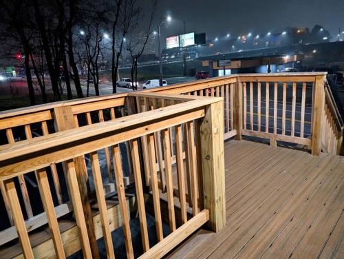 New Modern 2 BR in Excellent Location (201)にあるバルコニーまたはテラス
