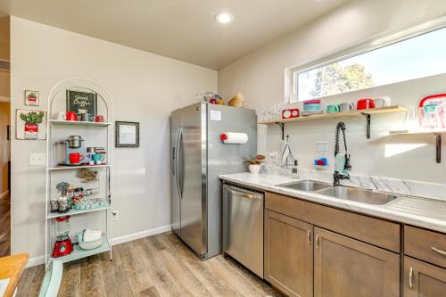 Una cocina con frigorífico de acero inoxidable y fregadero. en Ski, Hike and Explore Flagstaff Cottage!, en Flagstaff
