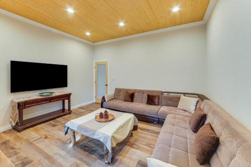 TV a/nebo společenská místnost v ubytování Cozy Pine Mountain Club Cabin with Large Deck