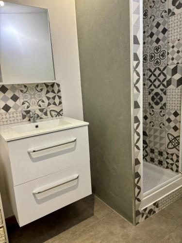 une salle de bain avec un lavabo blanc et une douche dans l'établissement Casa Straboni Corte, à Corte