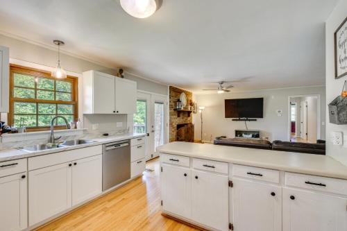 Gallery image of West Union Home with Saltwater Pool on 2 Acres! in Walhalla