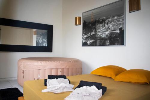 une chambre avec un lit avec deux serviettes dessus dans l'établissement Séjour Parfait à Paris, à Bagnolet