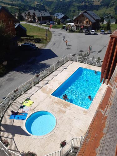 un groupe de personnes nageant dans une piscine dans l'établissement La sérénité des aiguilles, à Albiez-Montrond