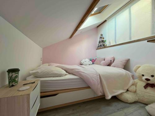 - une chambre avec un lit et deux ours en peluche dans l'établissement home sweet home, au Mans