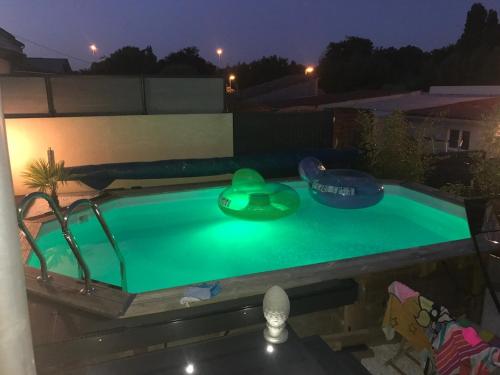 - une piscine ouverte la nuit avec une salle de sport dans l'établissement home sweet home, au Mans