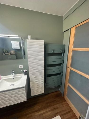 une salle de bain avec un lavabo et un miroir dans l'établissement home sweet home, au Mans