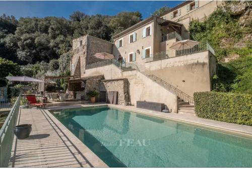 une piscine devant un immeuble dans l'établissement Moulin de Fabregon, à Trans-en-Provence