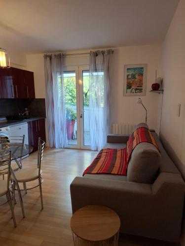 un salon avec un canapé et une table dans l'établissement La chênaie, à Châtel-Guyon