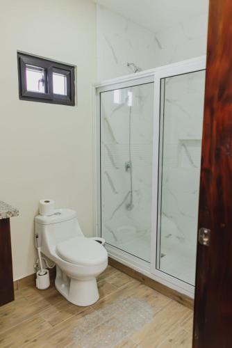 Ένα μπάνιο στο Espectacular Townhouse frente a Los Cedritos con vistas al merendon, completamente equipado y con aparcamiento privado