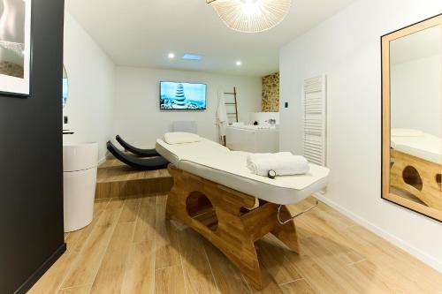 une salle de bain avec un lavabo blanc et un miroir dans l'établissement love room Evasion, à Tuchan