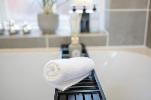 ein Handtuch auf einem Herd in der Küche in der Unterkunft 4-Bedroom Central Canterbury Cottage in Kent