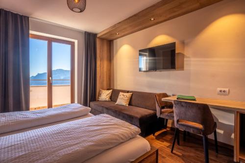 A bed or beds in a room at Pension Schlaneiderhof