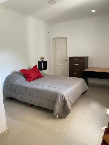 Postel nebo postele na pokoji v ubytování 7 Olivos Departamento Interno hasta 5 personas con Pileta compartida