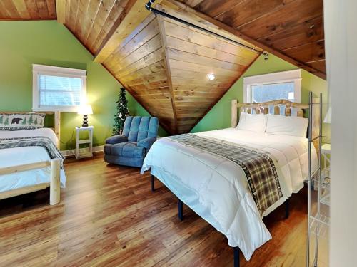 a bedroom with green walls and a wooden ceiling at 5 Solas Lodge in Sevierville