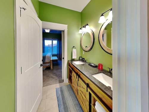 a bathroom with two sinks and a mirror at 5 Solas Lodge in Sevierville