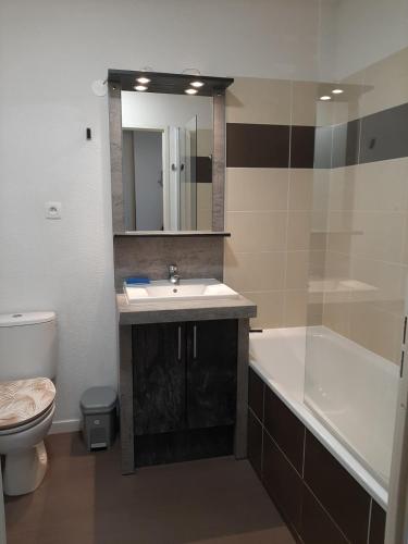 une salle de bain avec un lavabo, une baignoire et des toilettes dans l'établissement Pti' bonheur, à Toulouse