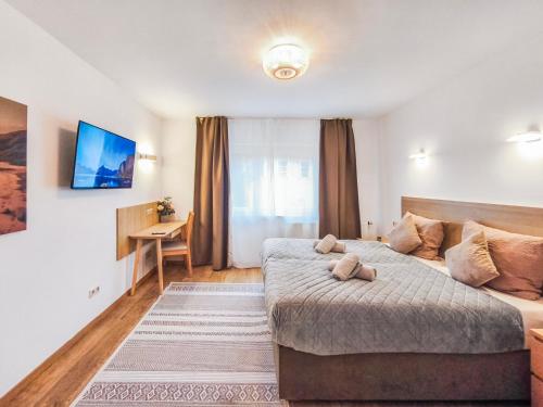 a hotel room with a bed and a desk at Falk Homes- Luxus Apartments, ideal für Geschäftsreisende & Familien - nahe Messe, im Zentrum Nürnbergs mit Balkon, Arbeitsplatz & Parkplatz, Handtücher & Bettwäsche, nähe Playmobilfunpark, self check-in in Nürnberg