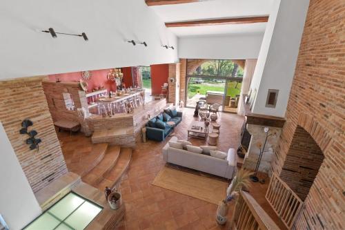 - une vue de tête sur un salon avec un mur en briques dans l'établissement La Bastide du Bonrepos, à Bonrepos-Riquet