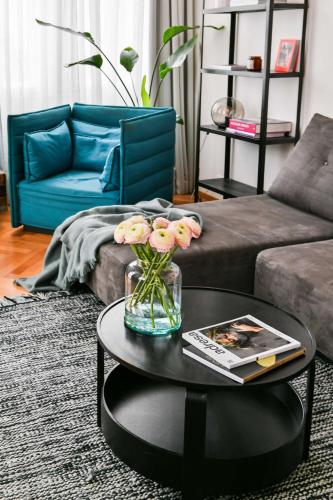 a living room with a couch and a table with flowers at Masarykova N°30 in Brno